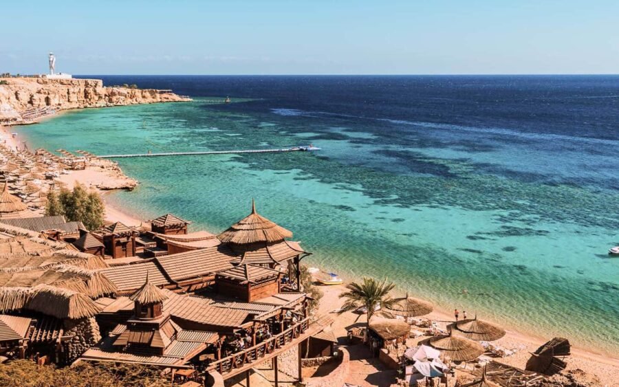 Playa impresionante en Sharm con aguas cristalinas y arenas suaves.