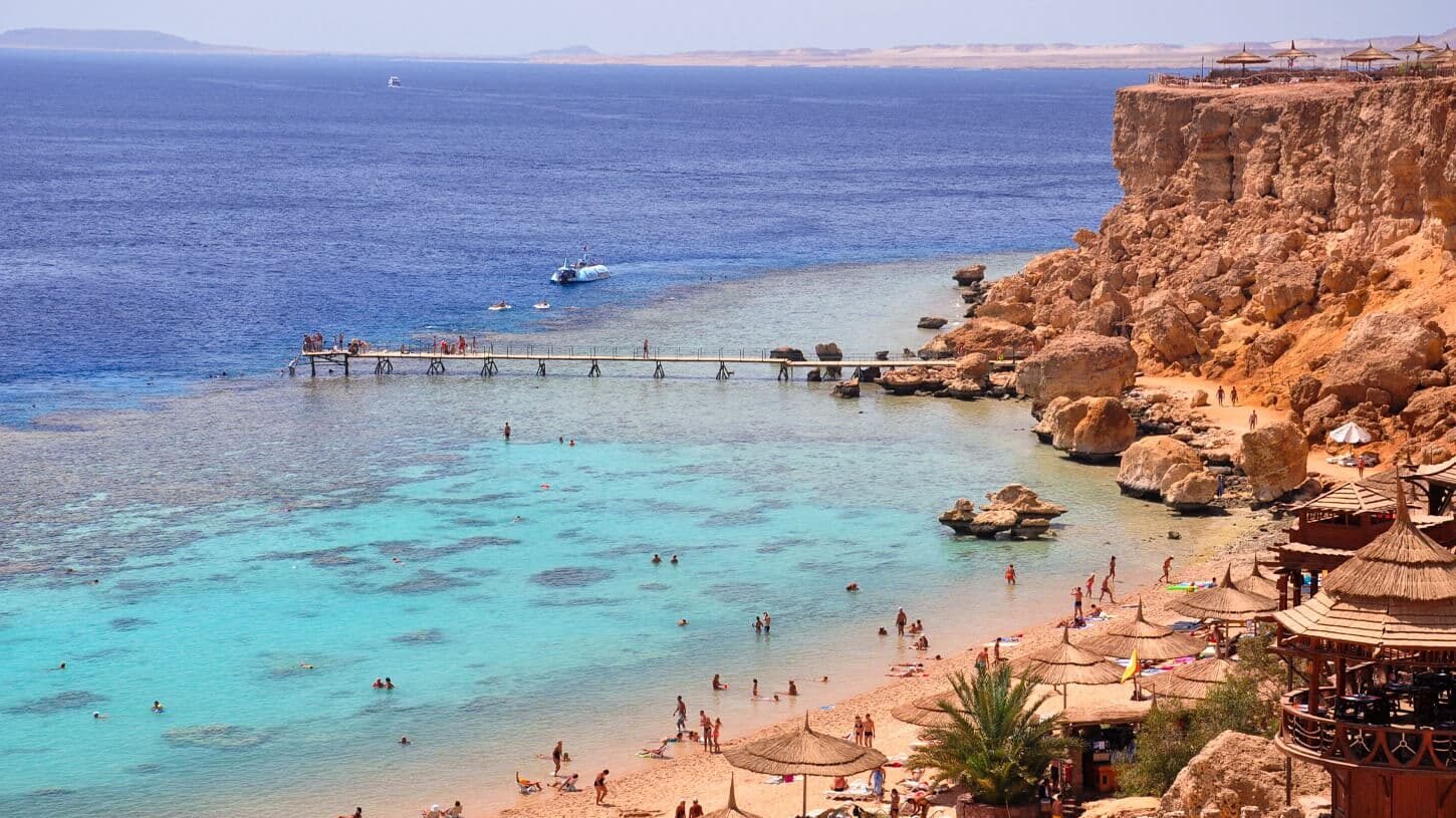 Playa hermosa en Sharm El Sheikh con aguas cristalinas y arenas doradas.