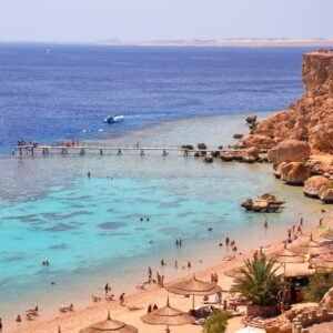 Playa hermosa en Sharm El Sheikh con aguas cristalinas y arenas doradas.
