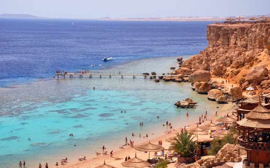 Playa hermosa en Sharm El Sheikh con aguas cristalinas y arenas doradas.