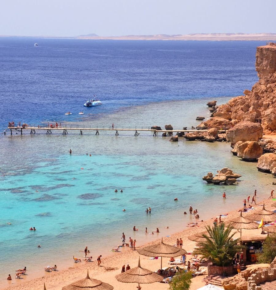 Playa hermosa en Sharm El Sheikh con aguas cristalinas y arenas doradas.