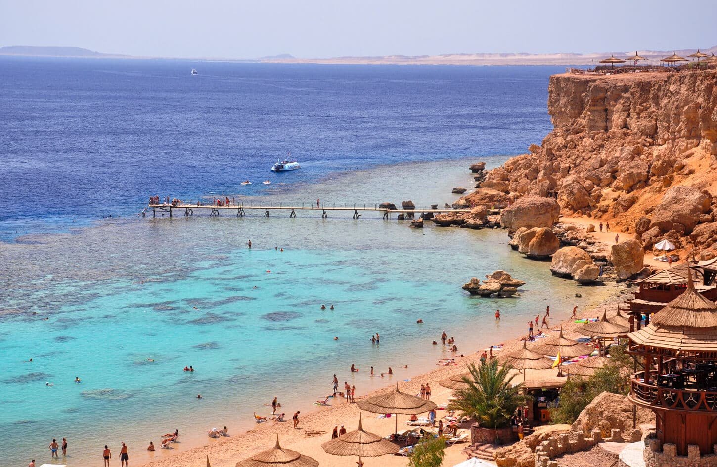 Playa hermosa en Sharm El Sheikh con aguas cristalinas y arenas doradas.