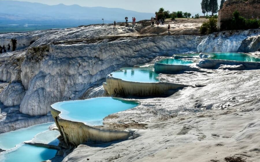 Espectacular vista de estanques de sal en Pamukkale con formaciones únicas y colores vibrantes.