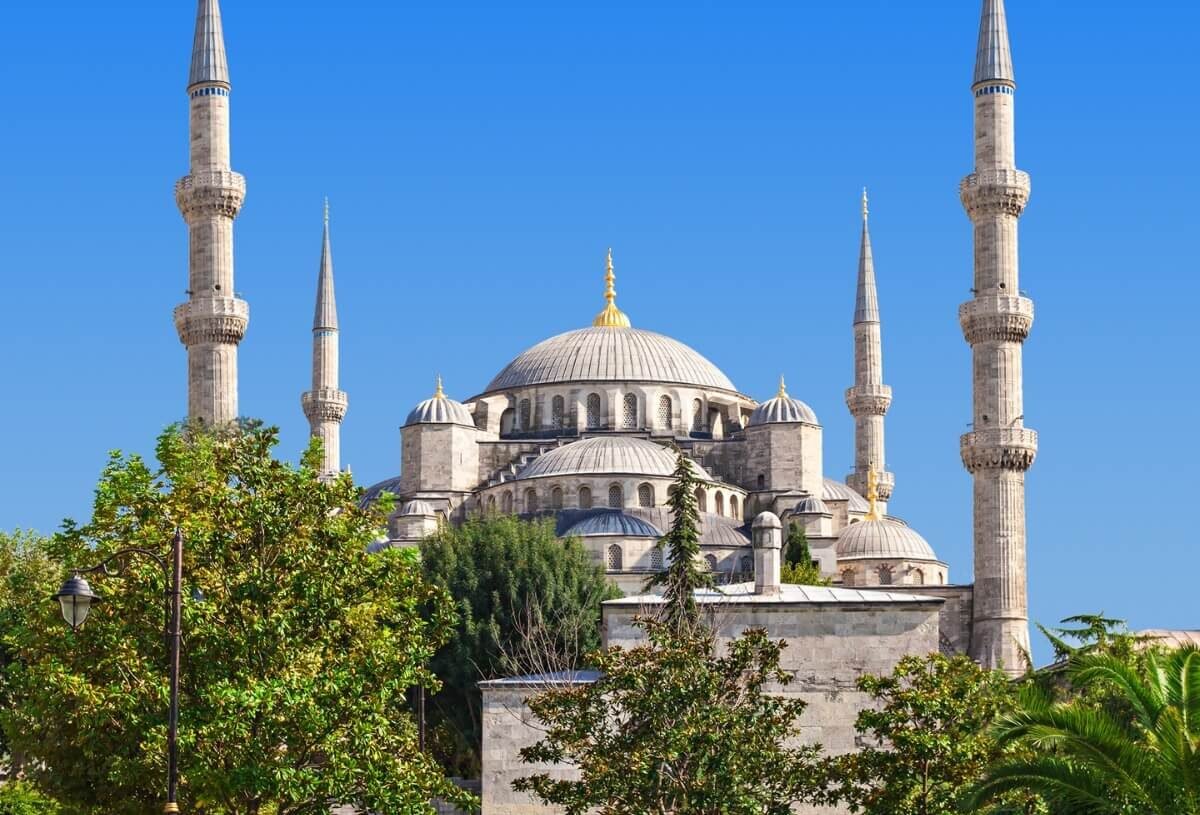 Mezquita Azul en Estambul, famosa por su arquitectura impresionante y detalles intrincados.
