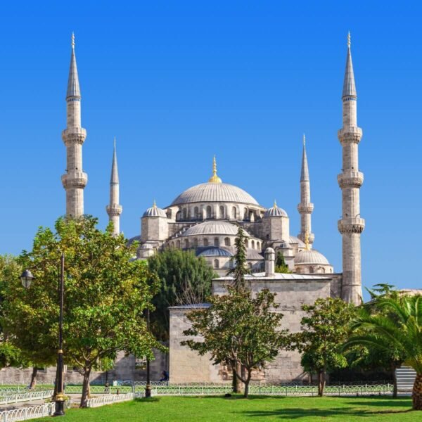 Mezquita Azul en Estambul, famosa por su arquitectura impresionante y detalles intrincados.