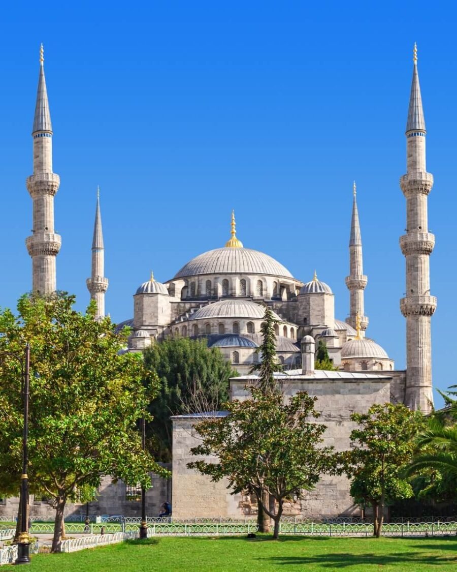 Mezquita Azul en Estambul, famosa por su arquitectura impresionante y detalles intrincados.