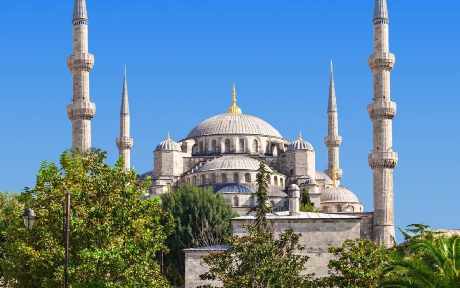 Mezquita Azul en Estambul, famosa por su arquitectura impresionante y detalles intrincados.