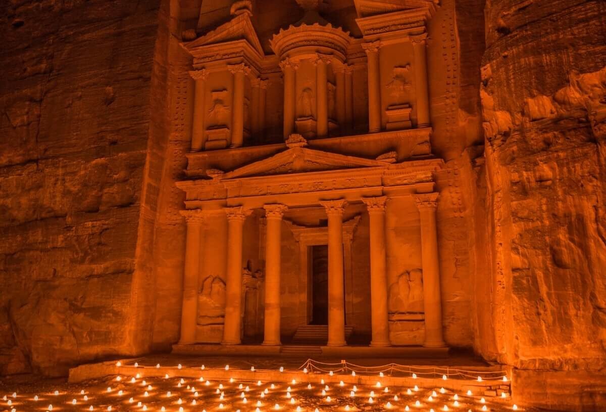 Vista nocturna impresionante del Templo de Petra iluminado.