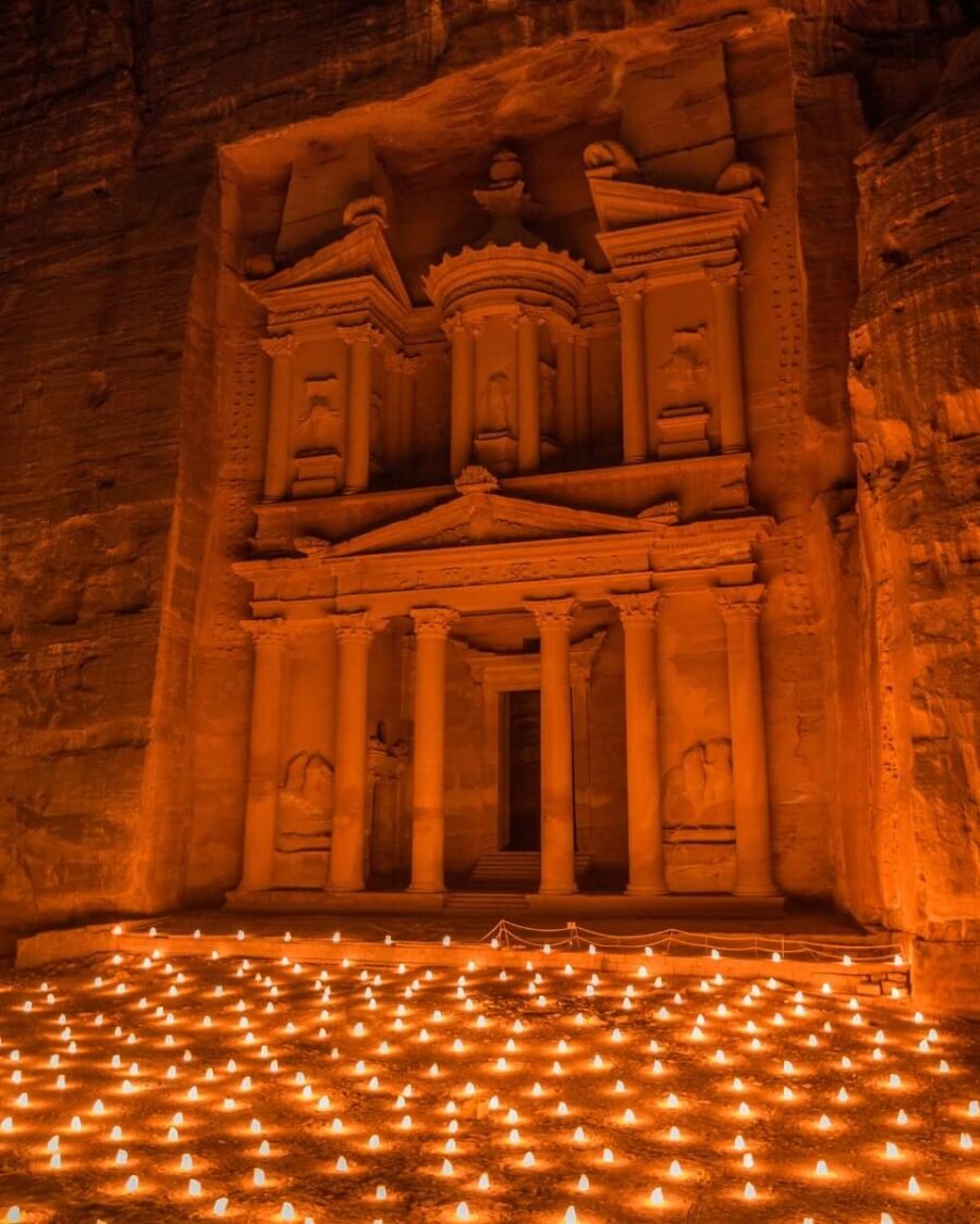Vista nocturna impresionante del Templo de Petra iluminado.
