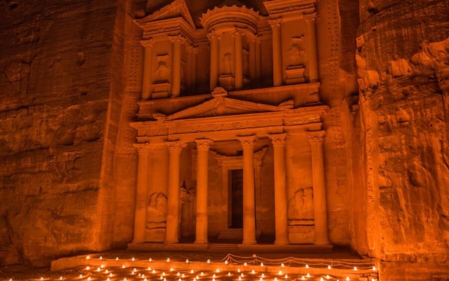Vista nocturna impresionante del Templo de Petra iluminado.