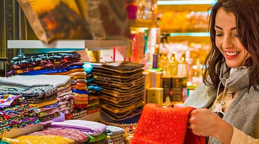Joven comprando en el bazar Khan El Khalili, Egipto.