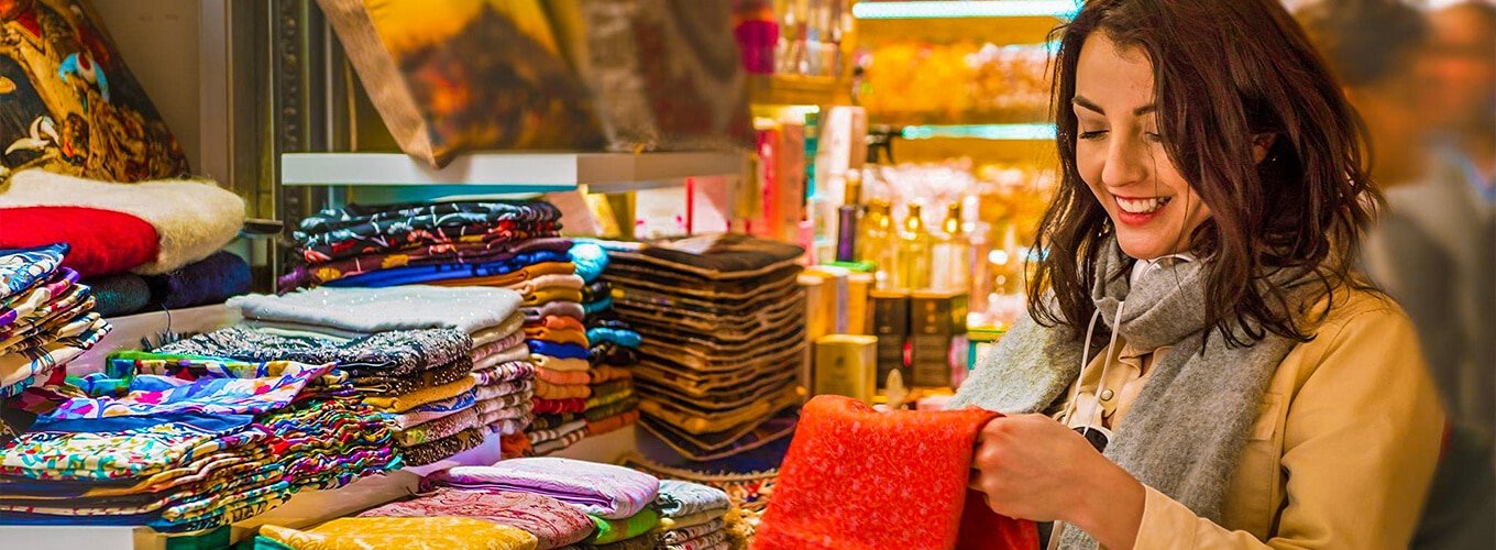 una-hermosa-chica-está-comprando-en-uno-de-los-bazares-más-antiguos-de-egipto-khan-el-khalili Joven comprando en el bazar Khan El Khalili, Egipto.