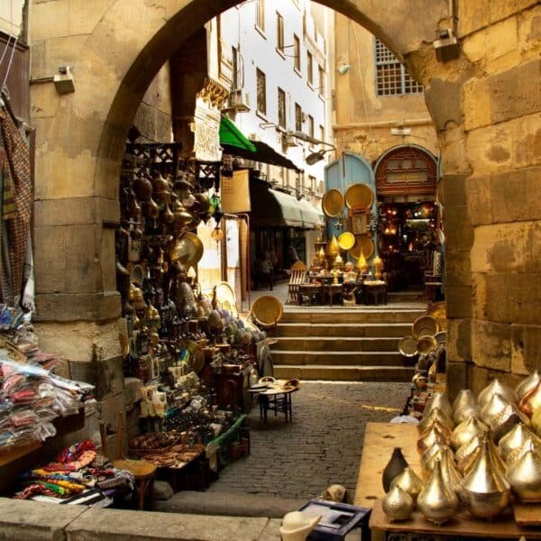 Vista impresionante desde el interior del mercado Khan al-Khalili, con colores vibrantes y arquitectura intrincada.
