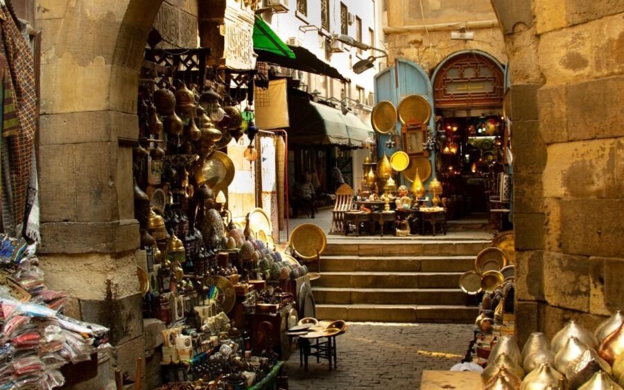 Vista impresionante desde el interior del mercado Khan al-Khalili, con colores vibrantes y arquitectura intrincada.