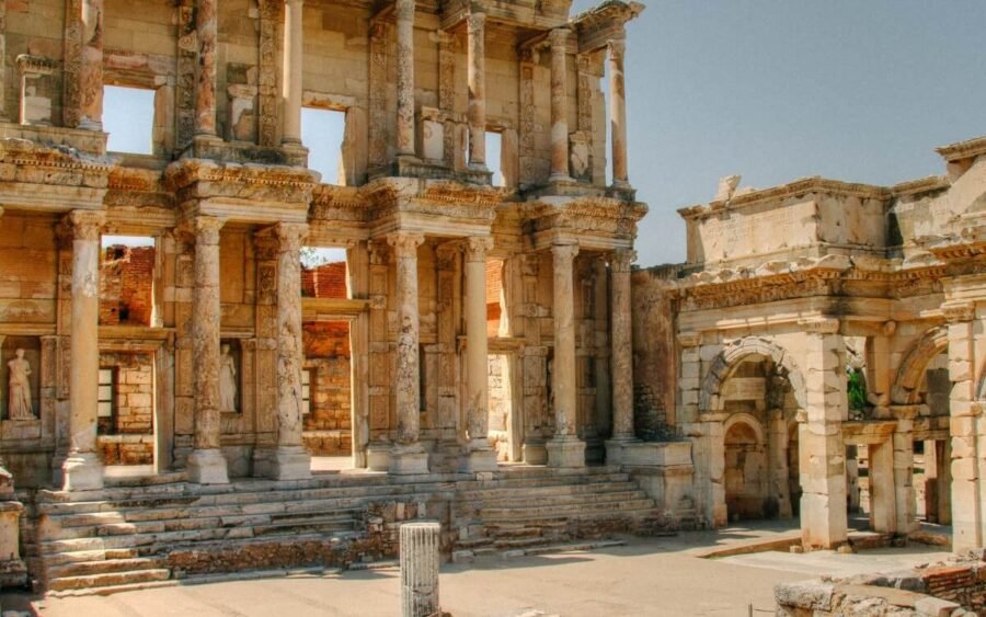 Ruinas antiguas de Éfeso con arquitectura impresionante y elementos históricos.