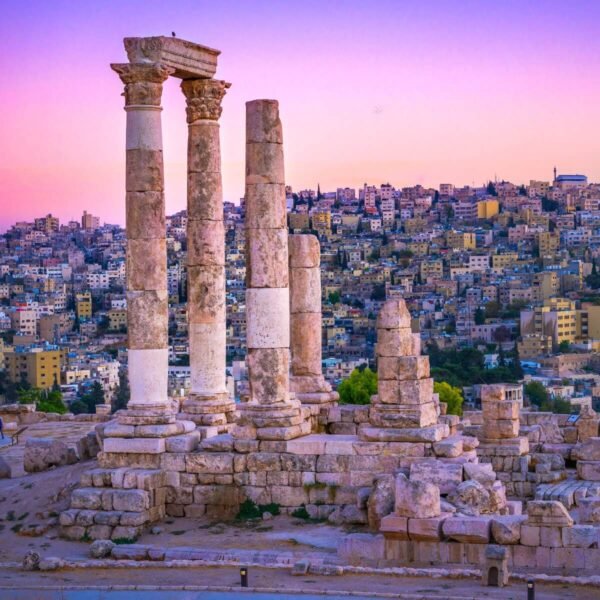Ruinas romanas en Jordania que muestran estructuras antiguas y su importancia histórica.