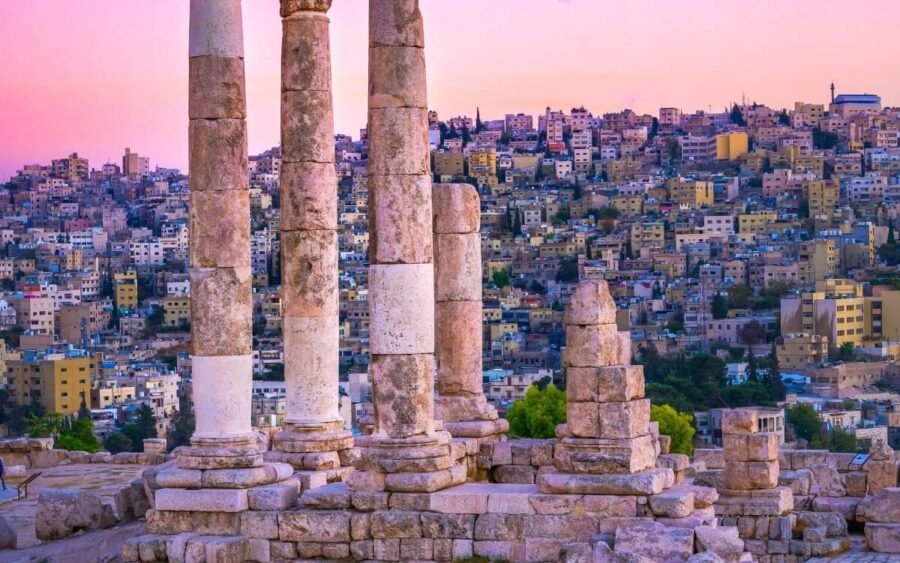 Ruinas romanas en Jordania que muestran estructuras antiguas y su importancia histórica.