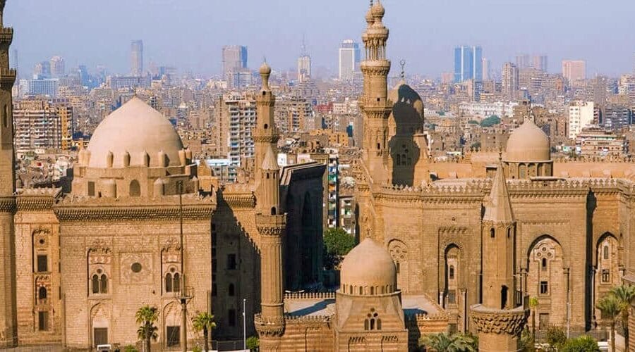 Mezquita del Sultán Hassan y mezquita Al-Raf, arquitectura impresionante en Egipto.