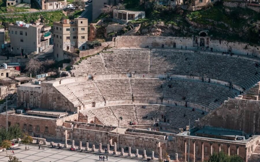 Vista impresionante del antiguo anfiteatro romano en Jordania.