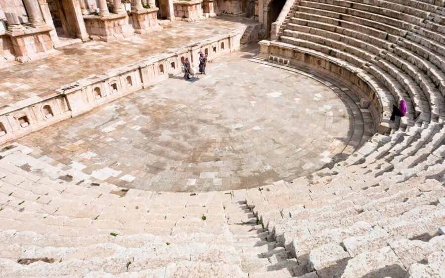 Vista impresionante del Gran Teatro Sureño en Jordania.