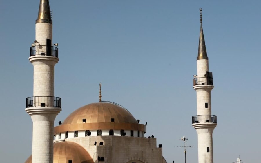 Instantánea impresionante de la Mezquita Central en Madaba, Jordania, con su belleza arquitectónica.