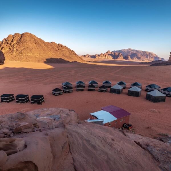 Campamento en Wadi Al-Ram con un paisaje impresionante y atmósfera única.