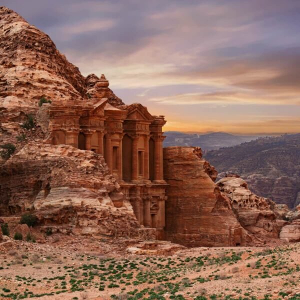 Templo antiguo en Petra, Jordania, con arquitectura impresionante y detalles históricos.