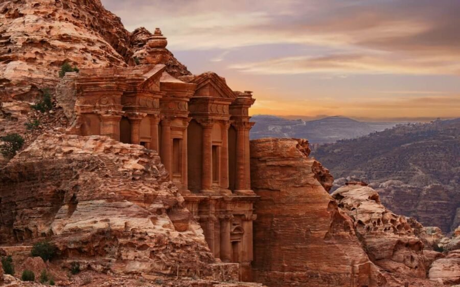 Templo antiguo en Petra, Jordania, con arquitectura impresionante y detalles históricos.