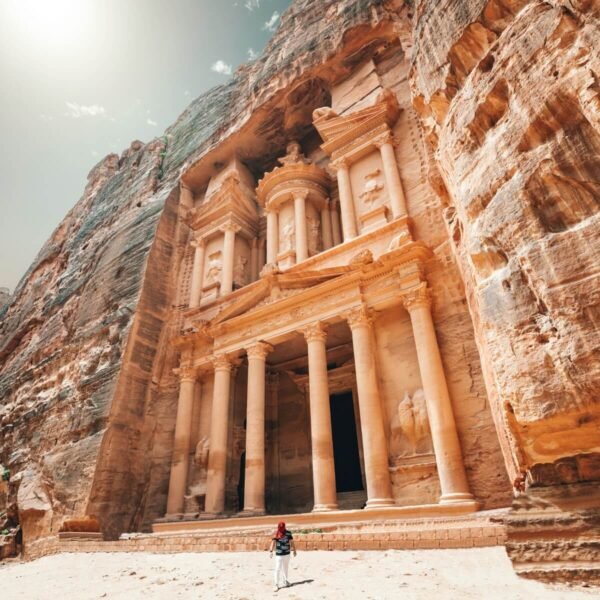 Turista admirando el templo de Petra en Jordania.