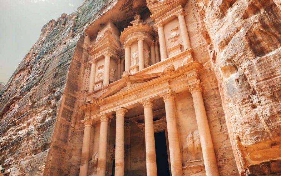 Turista admirando el templo de Petra en Jordania.