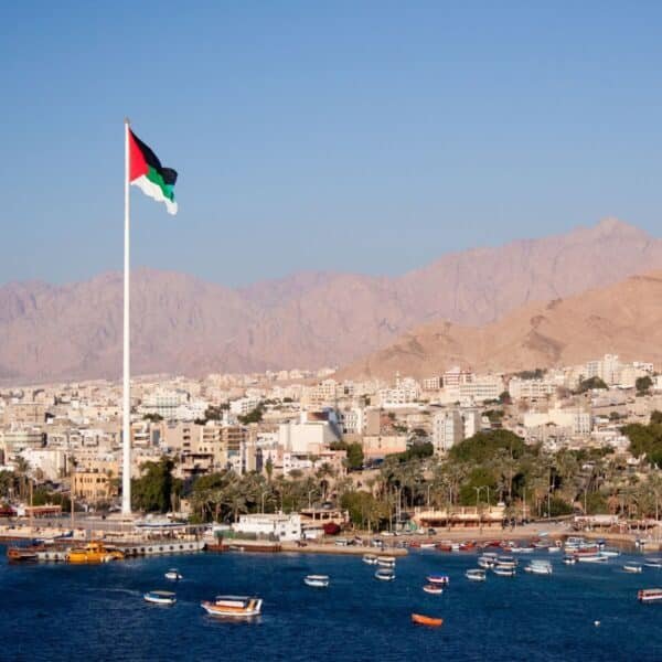 Vista impresionante de una de las hermosas playas de Aqaba en Jordania.