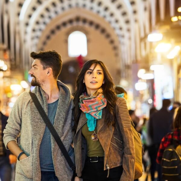 Pareja disfrutando de un momento en el Gran Bazar de Estambul.