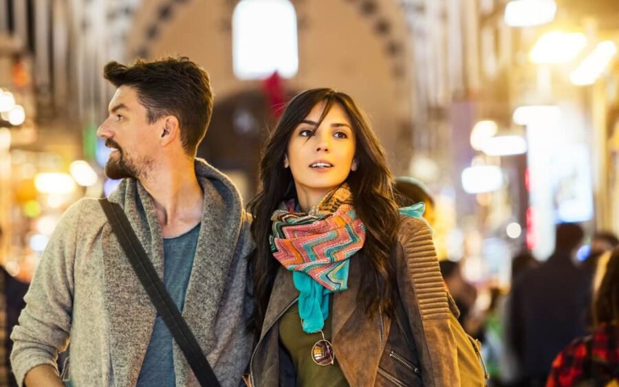 Pareja disfrutando de un momento en el Gran Bazar de Estambul.