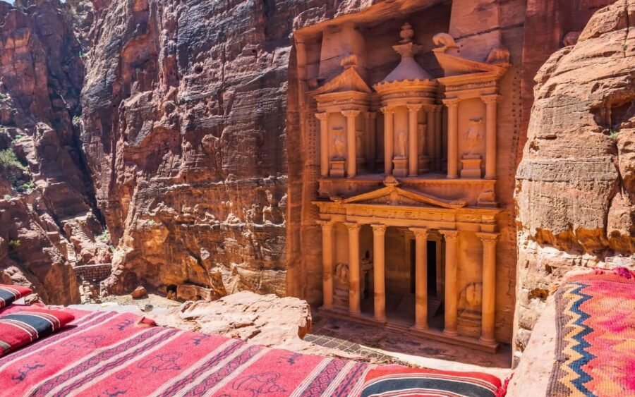 Vista impresionante del magnífico Templo de Petra con su arquitectura intrincada.
