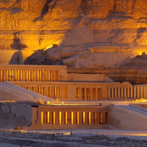 Vista nocturna del Templo de la Reina Hatshepsut en Egipto con su arquitectura impresionante.