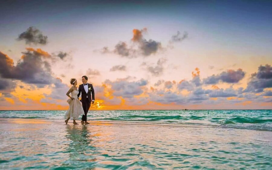 Pareja caminando por la playa de Sharm El Sheikh al atardecer.