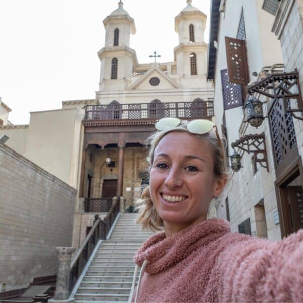 Turista frente a la Iglesia Colgante en el antiguo Cairo.