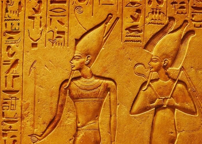 Símbolos egipcios antiguos con jeroglíficos y diseño detallado.