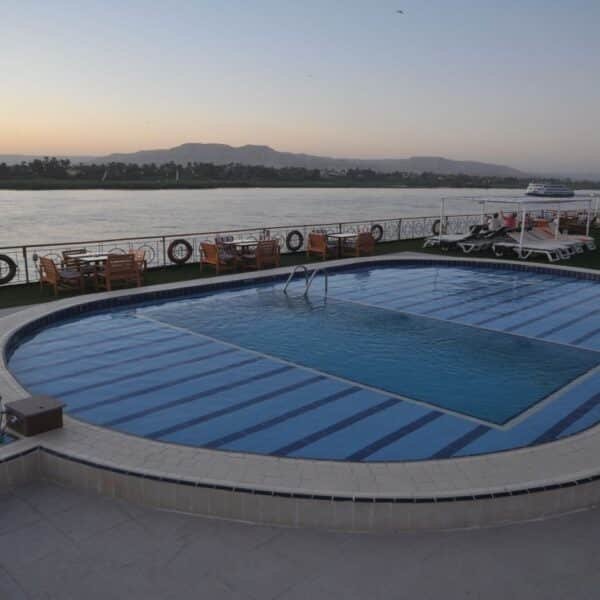 Crucero Royal Esadora en el Nilo con vistas panorámicas y lujo.