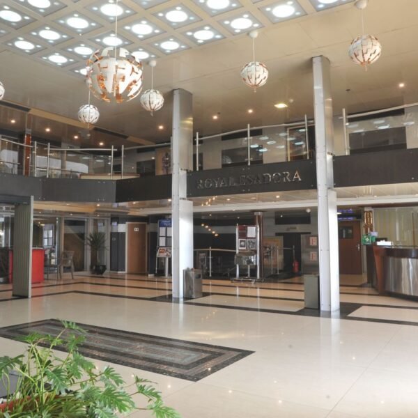 Crucero Royal Esadora navegando por el Nilo con vistas panorámicas.