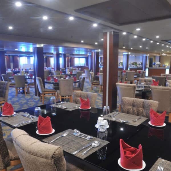 Vista panorámica del crucero Royal Esadora en el Nilo con paisajes exuberantes.