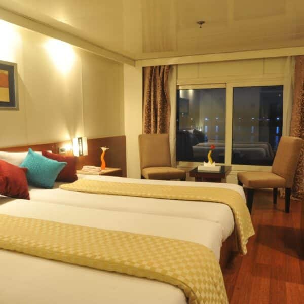 Barco de crucero Royal Esadora navegando por el río Nilo.