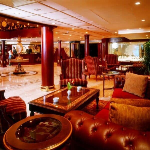 Crucero Royal Princess navegando por el río Nilo con paisajes escénicos.