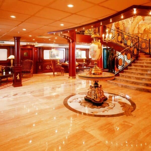 Crucero Royal Princess navegando por el Nilo con vistas panorámicas.