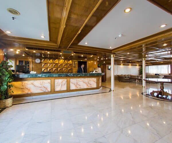 Sara disfrutando de un crucero por el Nilo con vistas panorámicas del paisaje.