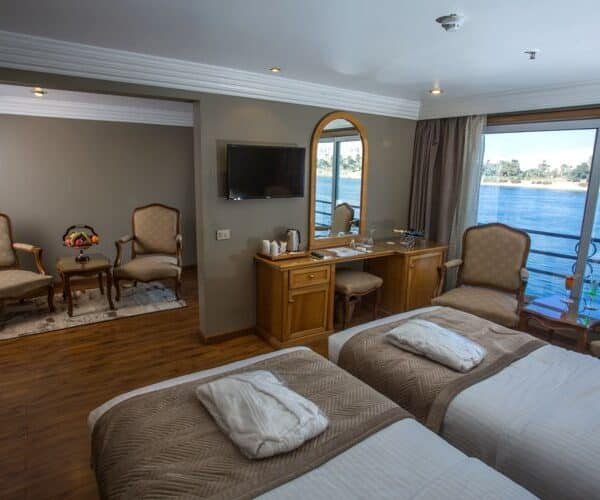 Sara disfrutando de un crucero panorámico por el río Nilo.