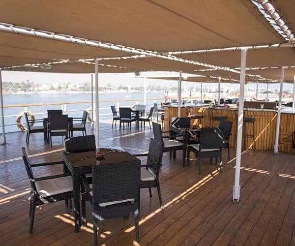 Sara disfrutando de un crucero por el río Nilo con vistas escénicas.