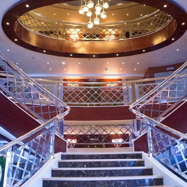 Sombra azul sobre el Nilo durante un crucero, mostrando aguas tranquilas.