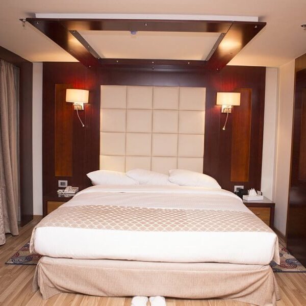 Sombra azul sobre el Nilo durante un crucero.