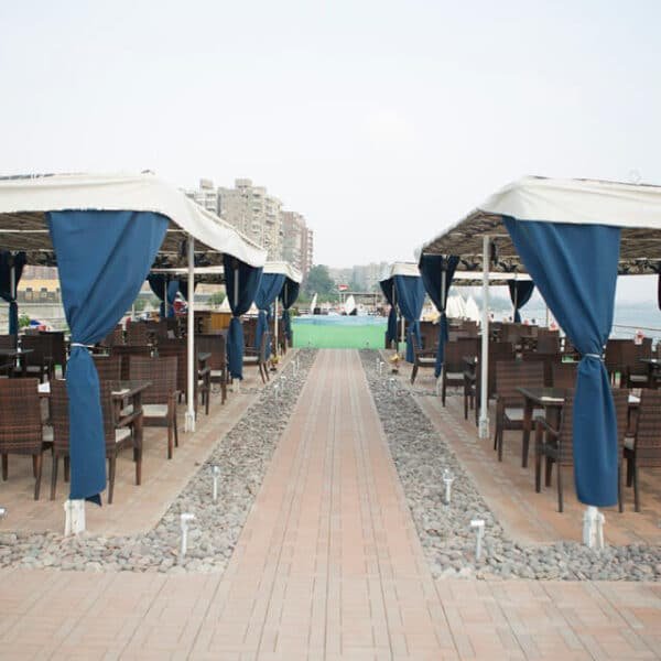 Sombra azul sobre el Nilo durante un crucero.